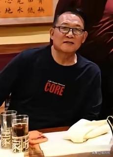 这是郎平的老公王育成，一副学者的风范，慈眉善目，脑门发亮，双耳有轮，鼻尖略勾，薄