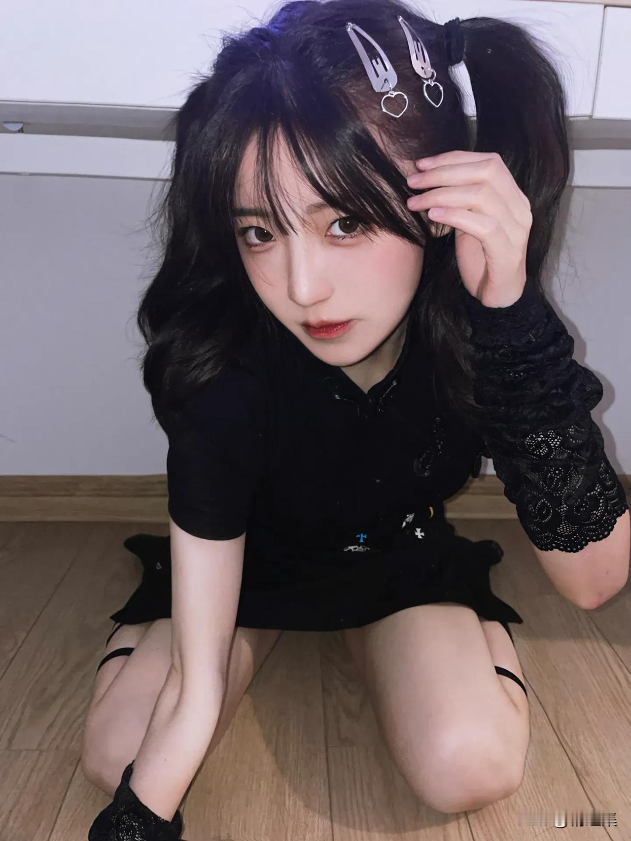 黑发少女，哥特风穿搭，时尚又神秘