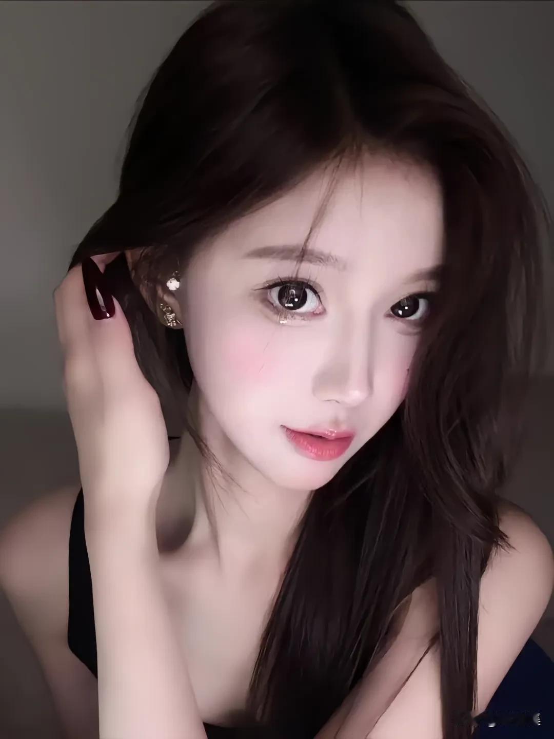 甜美少女心，温柔眼神，精致妆容，优雅耳环，完美呈现。
