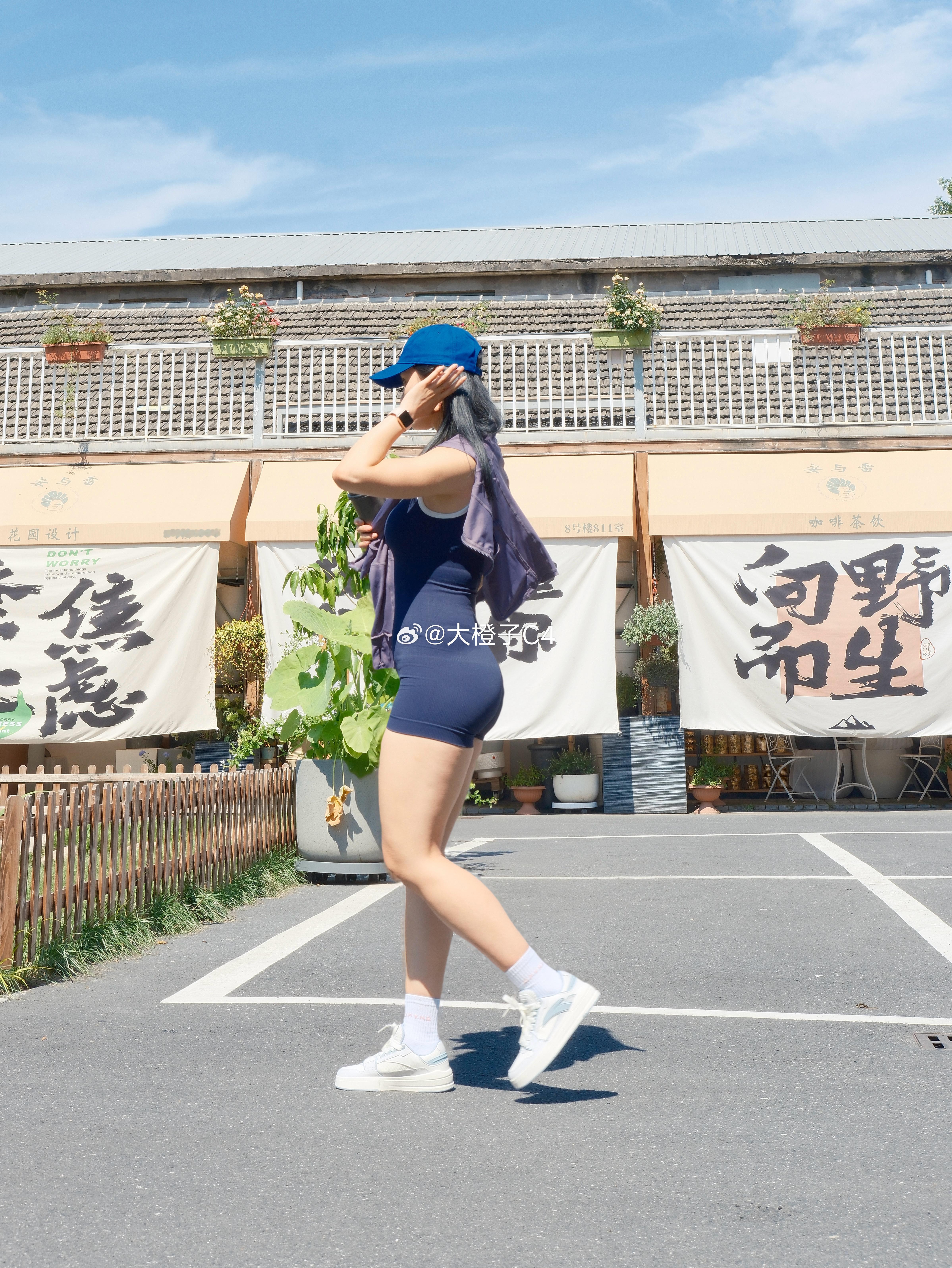 在夏日阳光里撒个欢，把皮肤晒成小麦色也行呀我的出游fitcheck运动就是坚持运