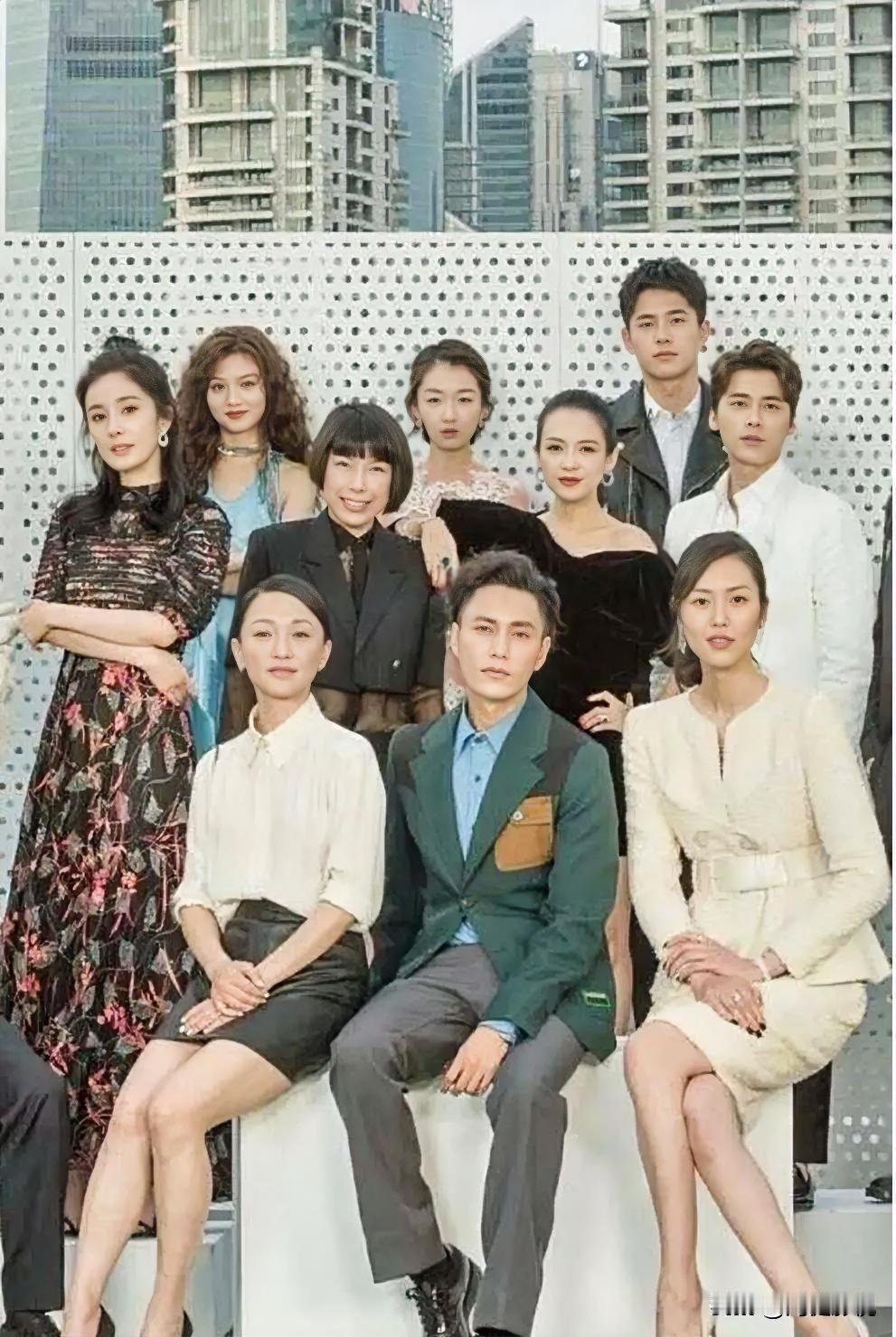 后排就认得出细眉飞扬的杨幂，明眸善睐的章子怡，还有身材小巧玲珑的周冬雨。前排左一