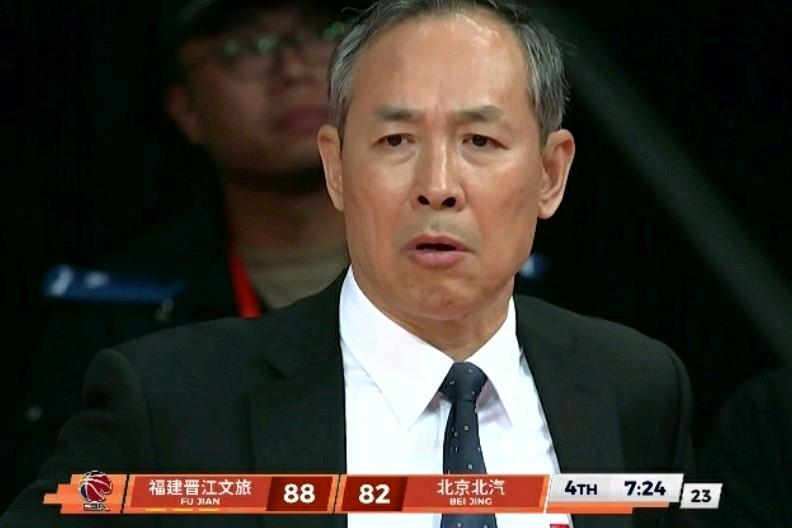北汽主帅许利民有点不知所措了！在北京北汽客场挑战福建晋江的比赛中：站在边上的许利