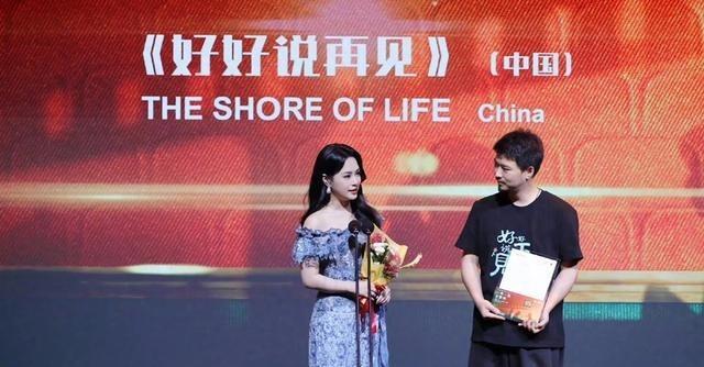 这才是真女神状态！44岁阿娇蓝色蕾丝花裙美炸，身材比例绝了阿娇一袭蓝裙亮相。蕾
