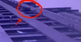11公斤皮椅高空坠落！监控还原惊险瞬间