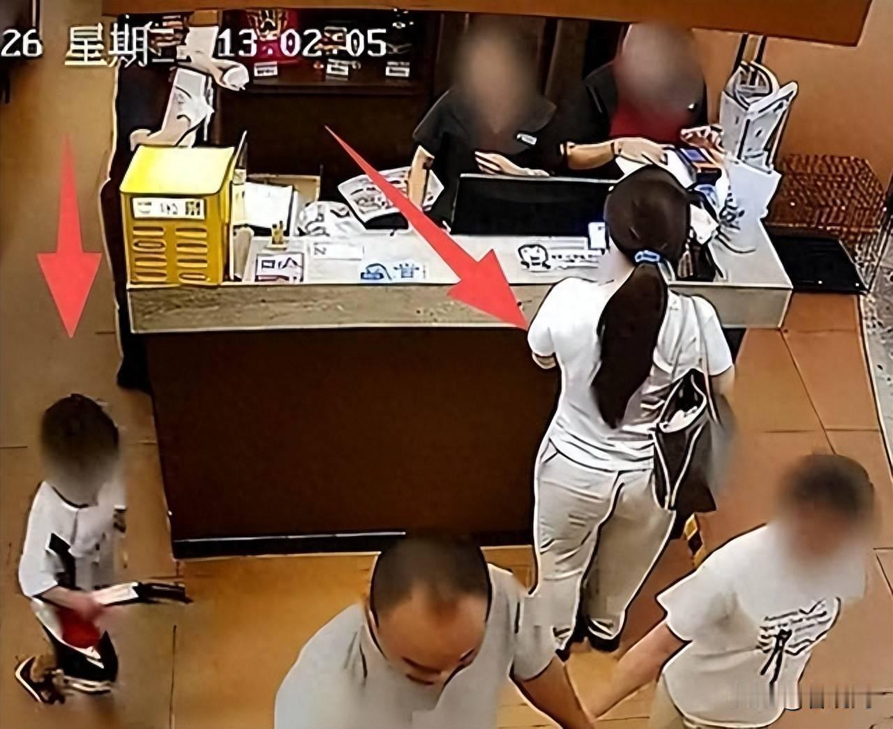 流量经济下的罪与罚　　连日来，自称被四龄童摸臀、借“性骚扰”收割流量的长沙女播主陈某婷，经派出所和社