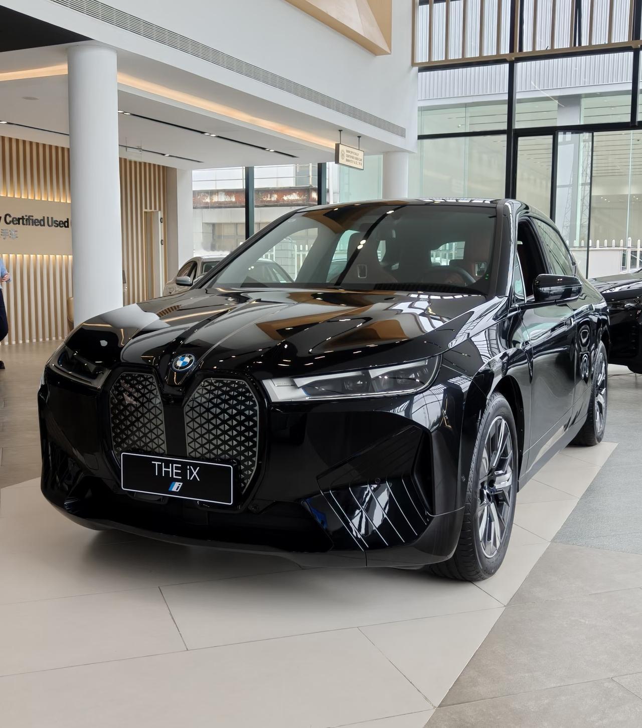 宝马iXxDrive50是品牌电动化平台上的中高配车型，其技术配置呈现出较为清