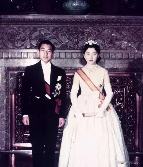美智子和明仁结婚，双方父母其实都不同意这门婚事（尤其是女方父母）但一个要娶一个要