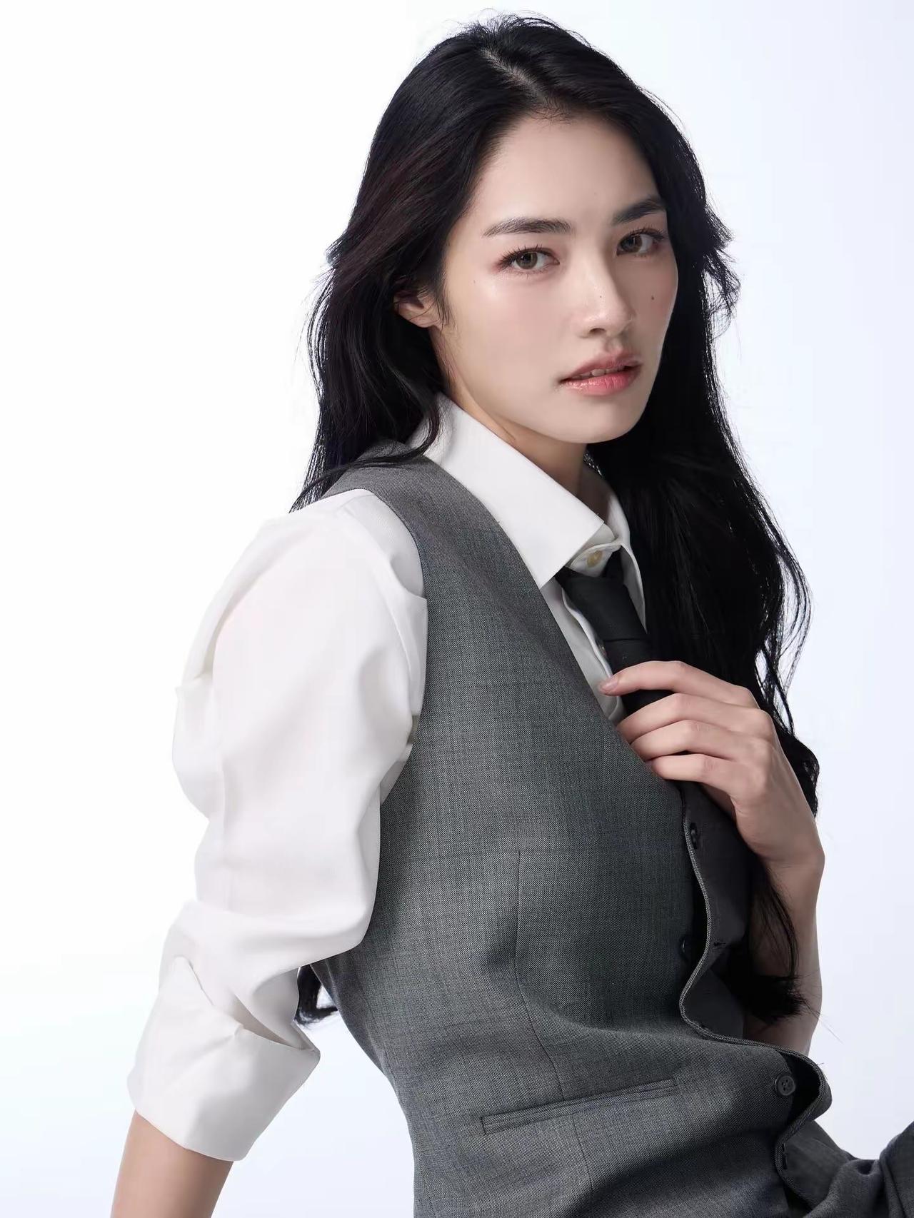 深灰色西装搭配什么颜色好看