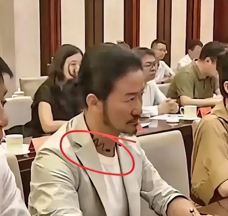 我发现吴京参加会议时被人指责脖子上有“纹身”没想到仔细一看竟是发箍，这价
