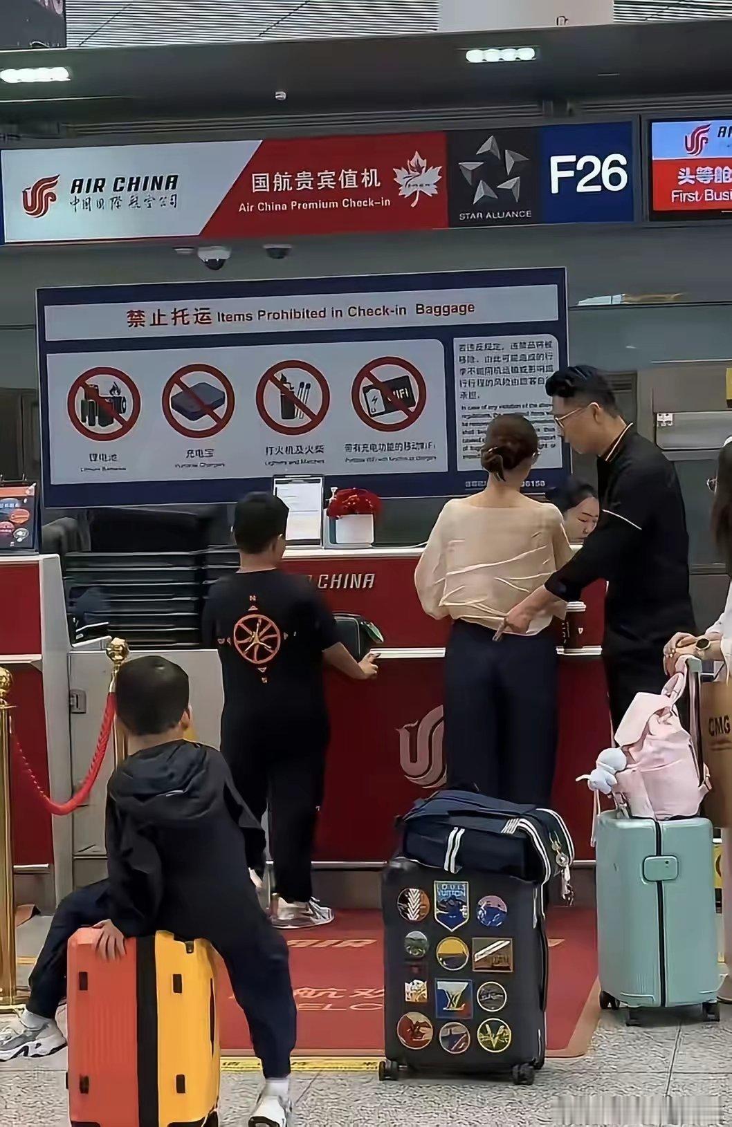 别看王雷不差钱老婆漂亮又温柔他其实也挺烦的，因为儿子实在是不听话暑期想带2个儿子