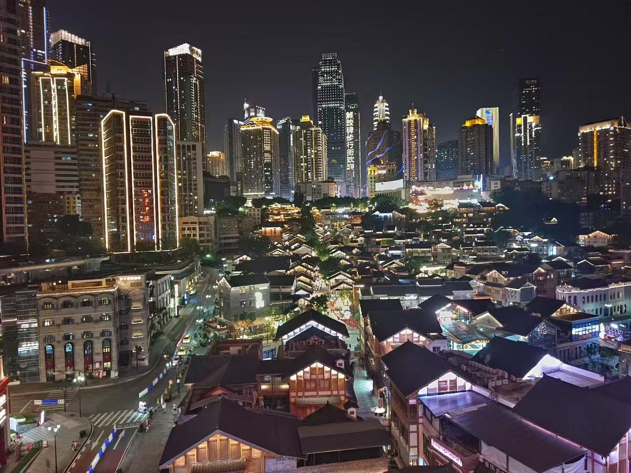 重庆旅游，朝天门夜景游玩攻略！📍渝中区朝天门广场（紧邻来福士）✨打卡景点：