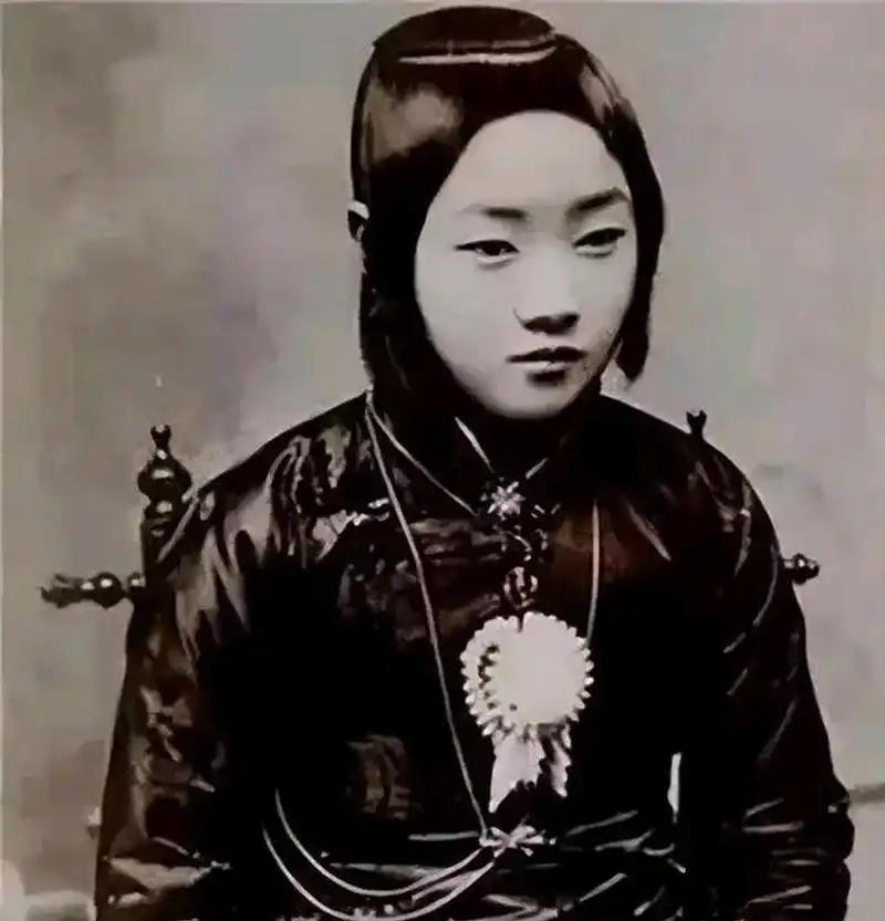 1862年，天津大沽口，一个卖布的小子，连城门口的守兵都看不起他。谁能想到，这小