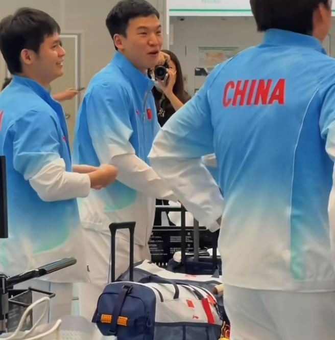 亚运会回国的路上，邱贻可和向鹏说了啥？把林诗栋笑弯了腰？网友说：可能是邱贻可问