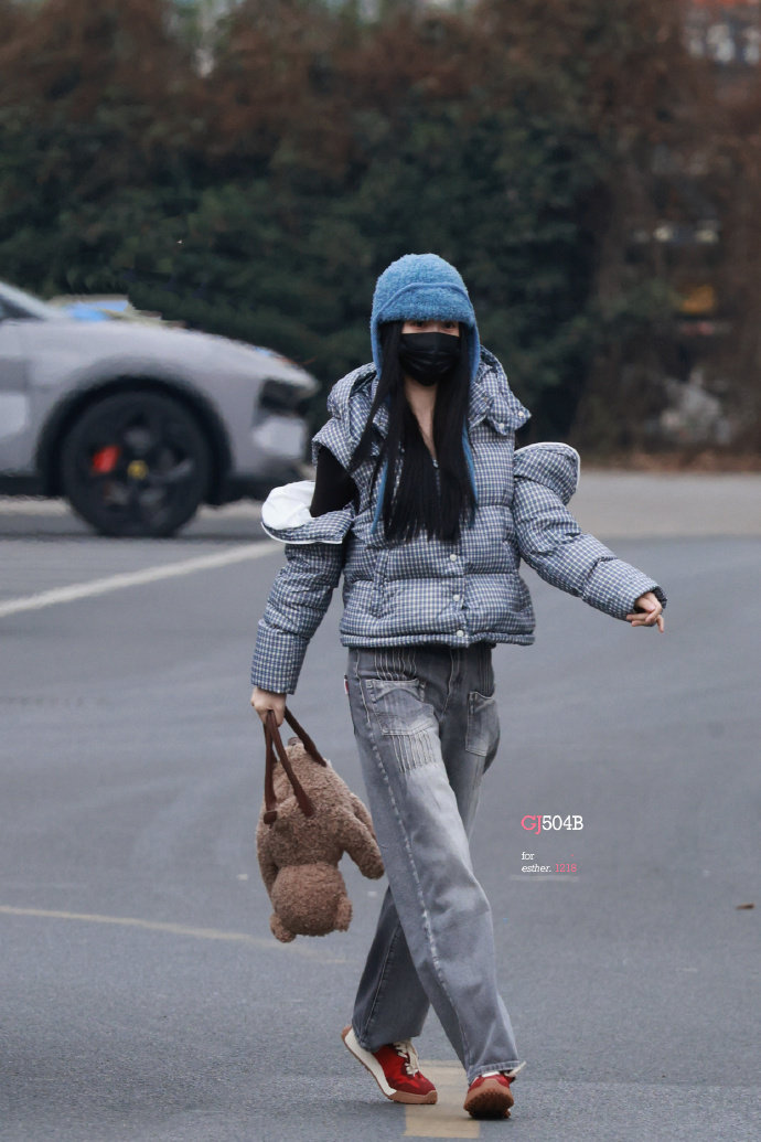 虞书欣背小熊挎包上班虞书欣小北极熊 虞书欣小熊背小熊~将保暖可爱进行到底的云初宝