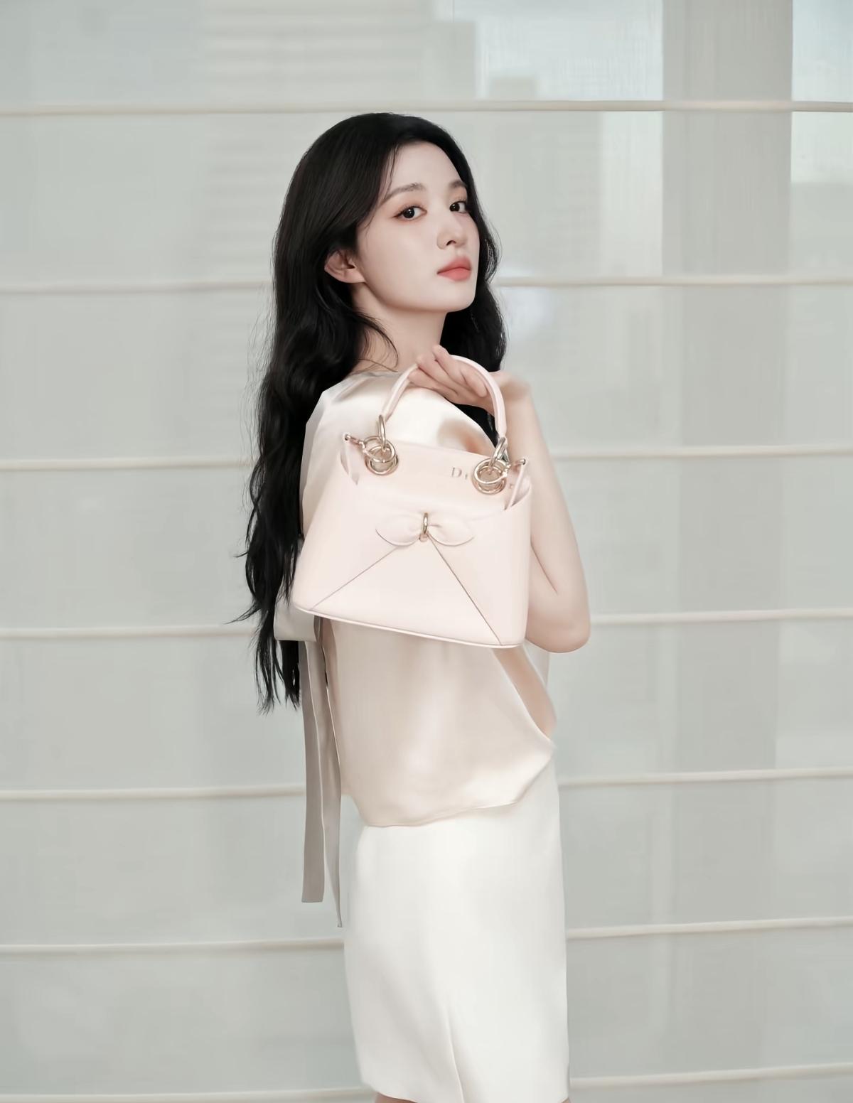 王楚然搭配浅粉手提包，整套柔和又显贵气[赞]长发披肩，温婉大方，轻熟氛围感直接拉