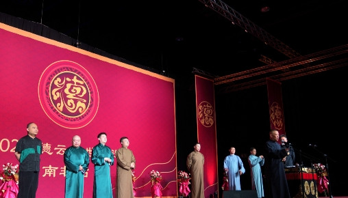 郭德纲南非巡演压轴的居然是他。德云社南非巡演落幕，压轴登场的不是新节目，而是郭德