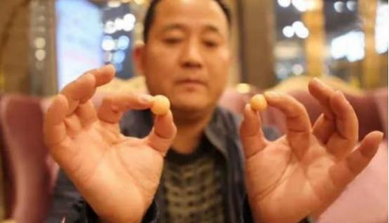 1995年，一名厨师在后厨清理海螺时，意外从螺肉里发现了两颗像“结石”一样的东西