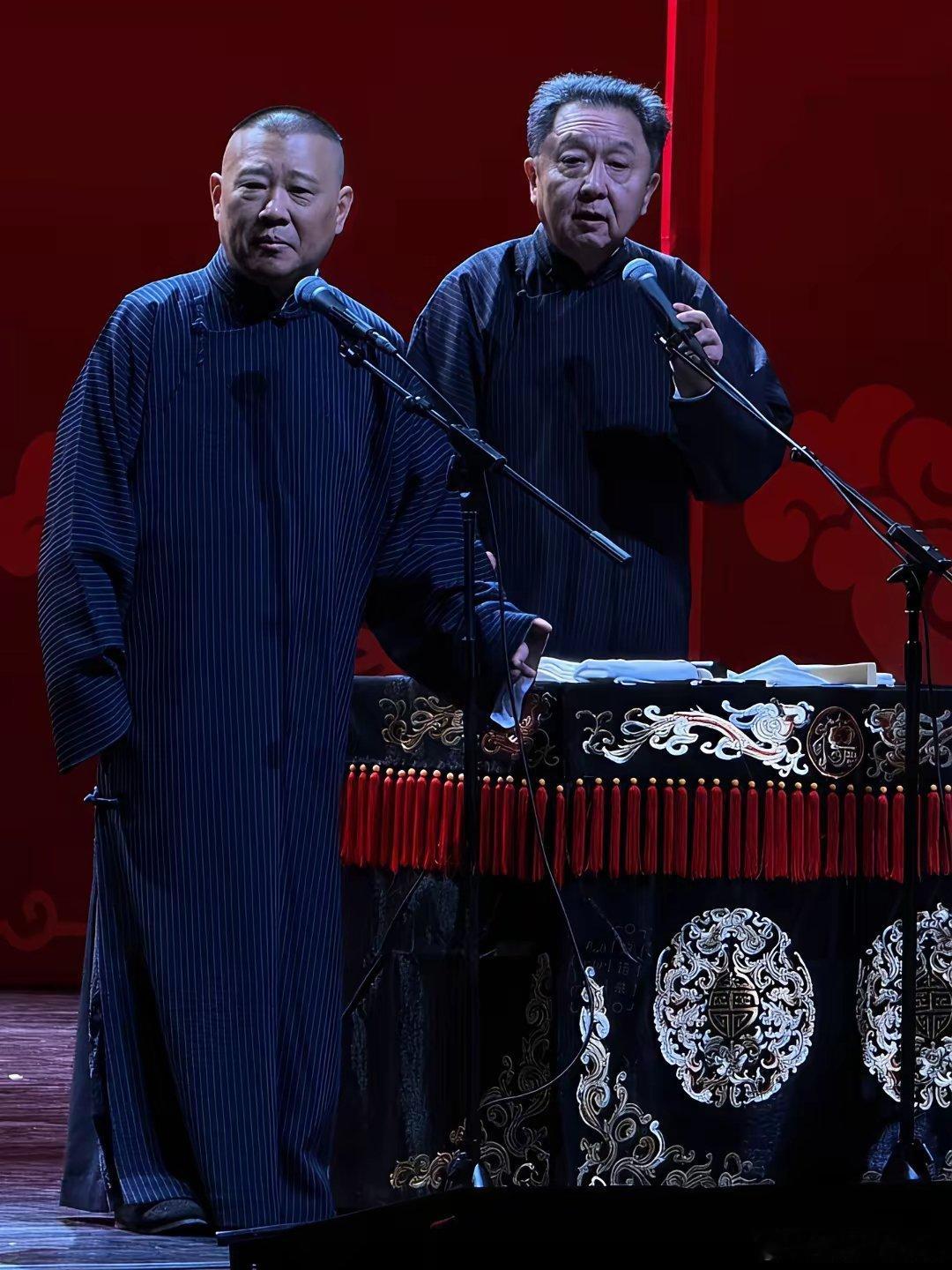 郭德纲昨夜做了一件相声界百年没人敢干的事。晚上七点到凌晨十二点，五个小时。北展剧