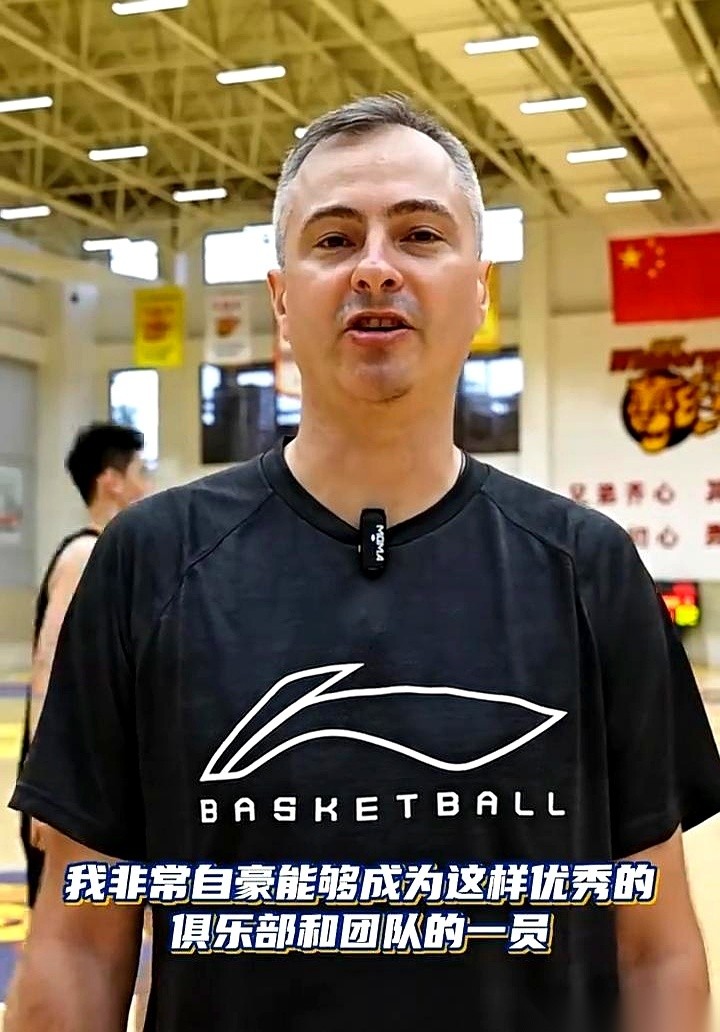 广东宏远的新帅雅科夫列维奇，终于站到了长枪短炮的包围圈里。按往常的戏码，接掌这支老牌强队，不管兜里有