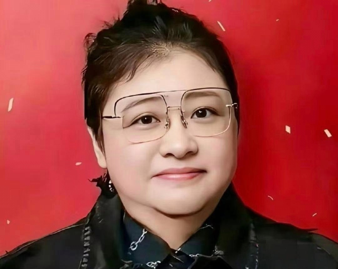 韩红说以前是校花，我本来不信。结果一看18岁军装照，对不起，是我有眼无珠。韩红娱
