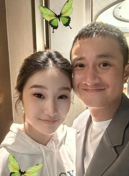 马伊琍大女儿爱马晒姥姥合影，17岁神似爸爸，姥姥颜值抗打！​​​