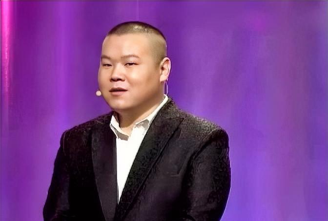 家人们，2025年娱乐圈又现奇妙同框！岳云鹏居然和维多利亚夫妇凑到了一块儿。岳