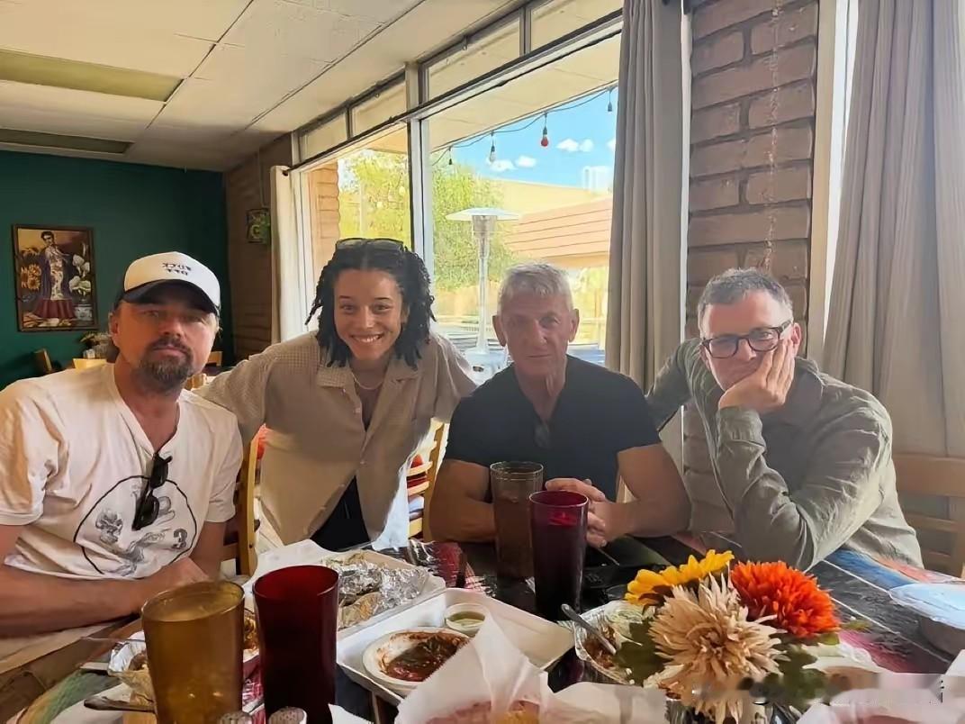 这张合影已经成为绝唱。外媒报道导演保罗安德森，和他的狗一起死于家中，死因没有