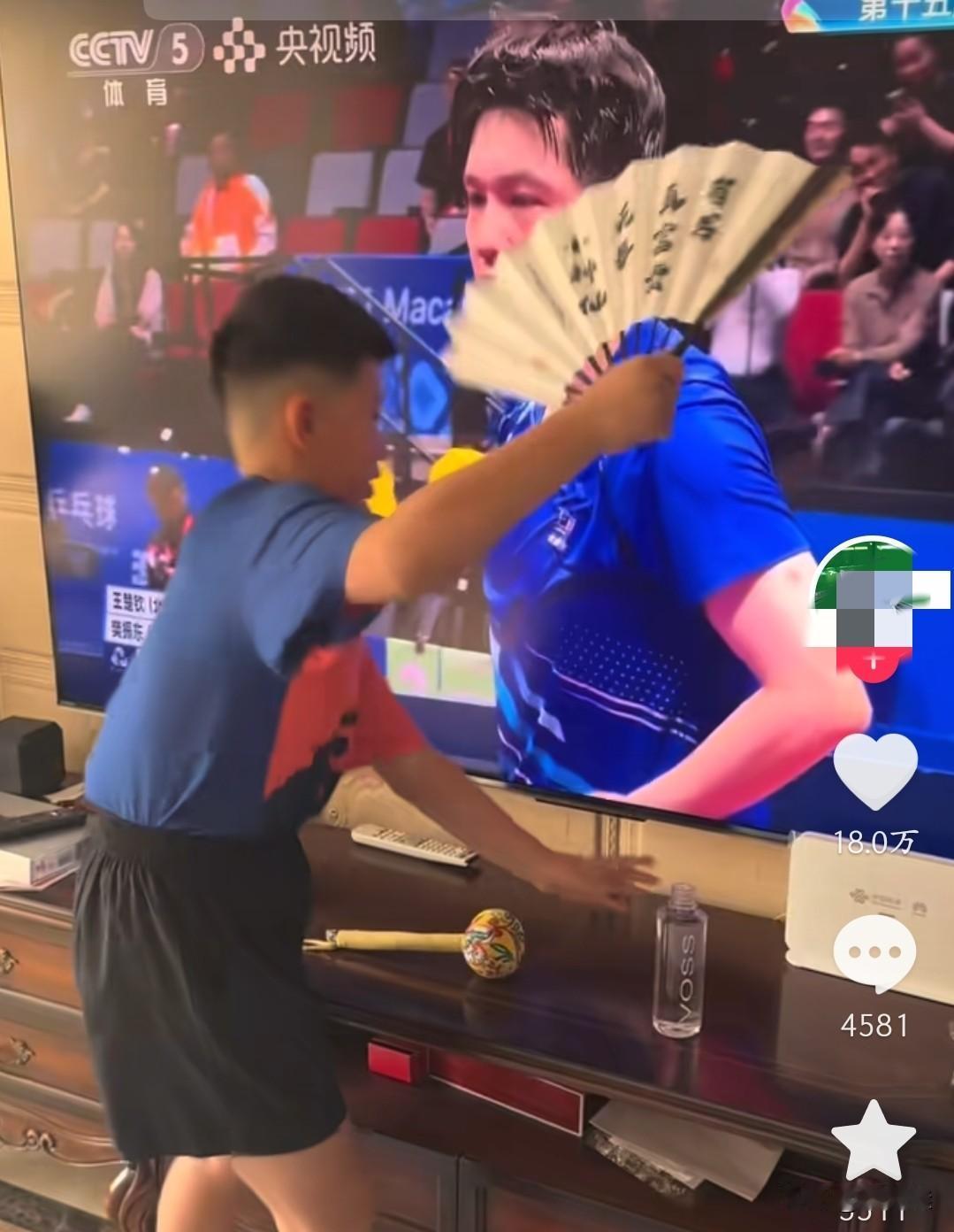 冬日生活打卡季樊振东能赢，多亏了这个小男孩！你看这娃多会来事儿，对着电视里的樊振