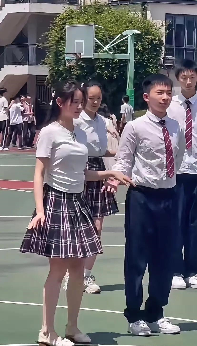 男生还是青瓜蛋子呢，女生已经有点韵味了。
