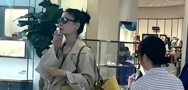 王菲飞法国看望李嫣的新闻又被顶上热搜，母女俩逛街时拎的黄色大包，被扒出是给女儿准