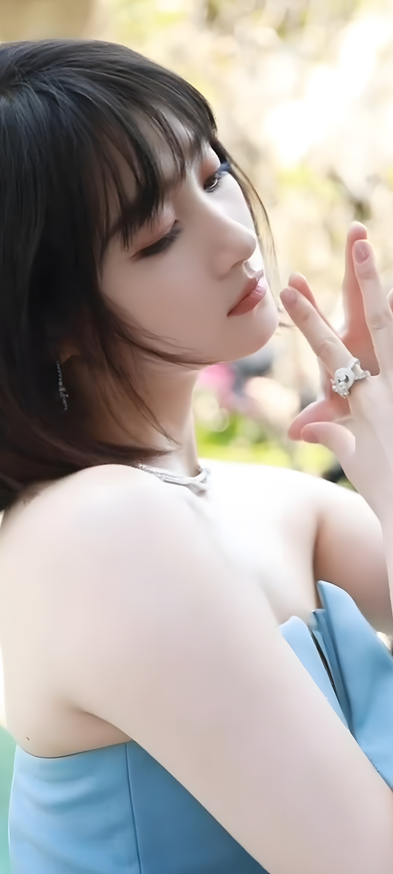 关晓彤手机壁纸，短发裙装的少女感。关晓彤