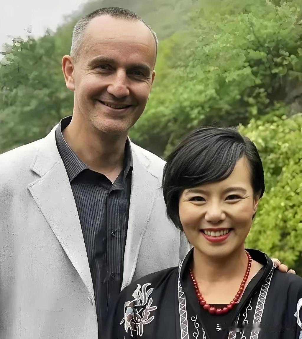 果然还是女人更懂女人啊我问闺蜜，龚琳娜和老罗分开可惜吗？她摇头说，早该散