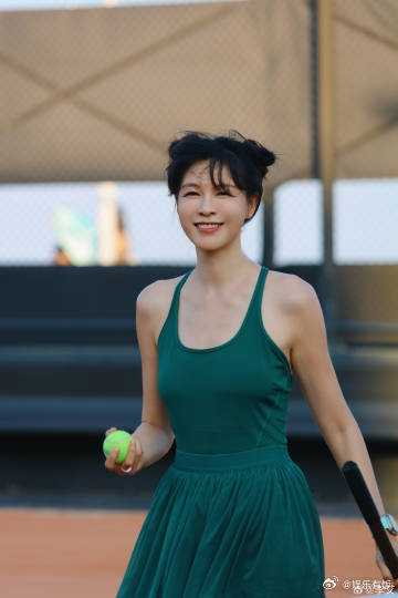李艾打球后身材变化好大李艾想练成金刚芭比李艾晒出打网球的随拍，状态也太好了吧?
