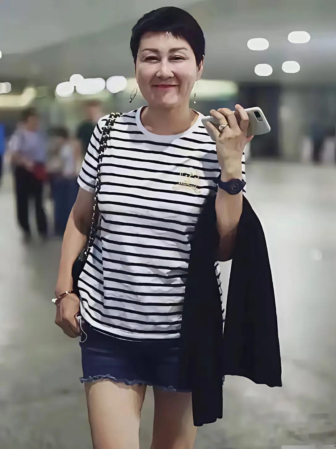 出行爱穿短裤的女星：张凯丽宋丹丹李小璐马伊琍何洁。。何洁算是情有可原，因为何洁腿