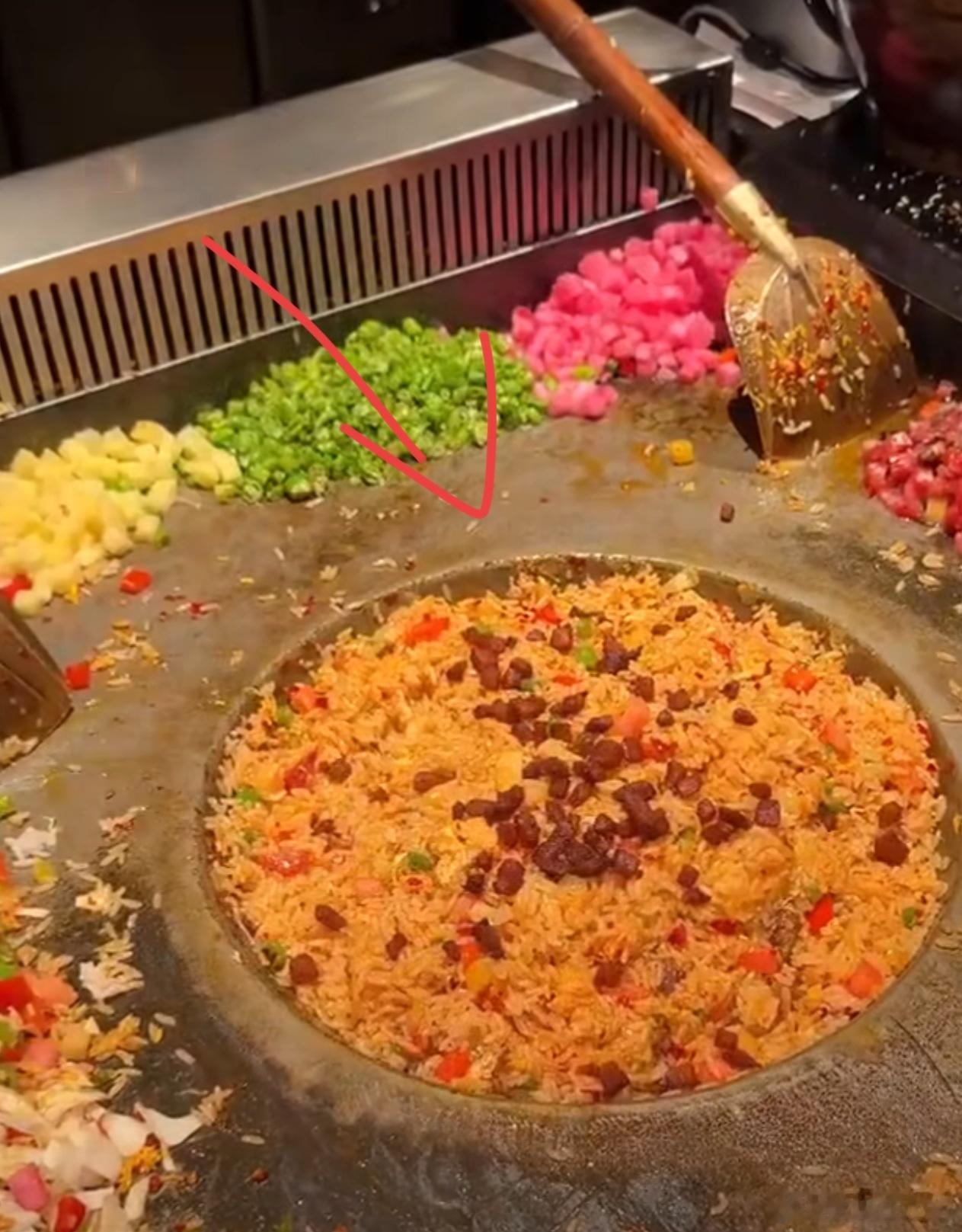 什么破炒饭38元一份看着像脆哨炒饭，刚开始以为整个大窝38，最后是装一碗38，你