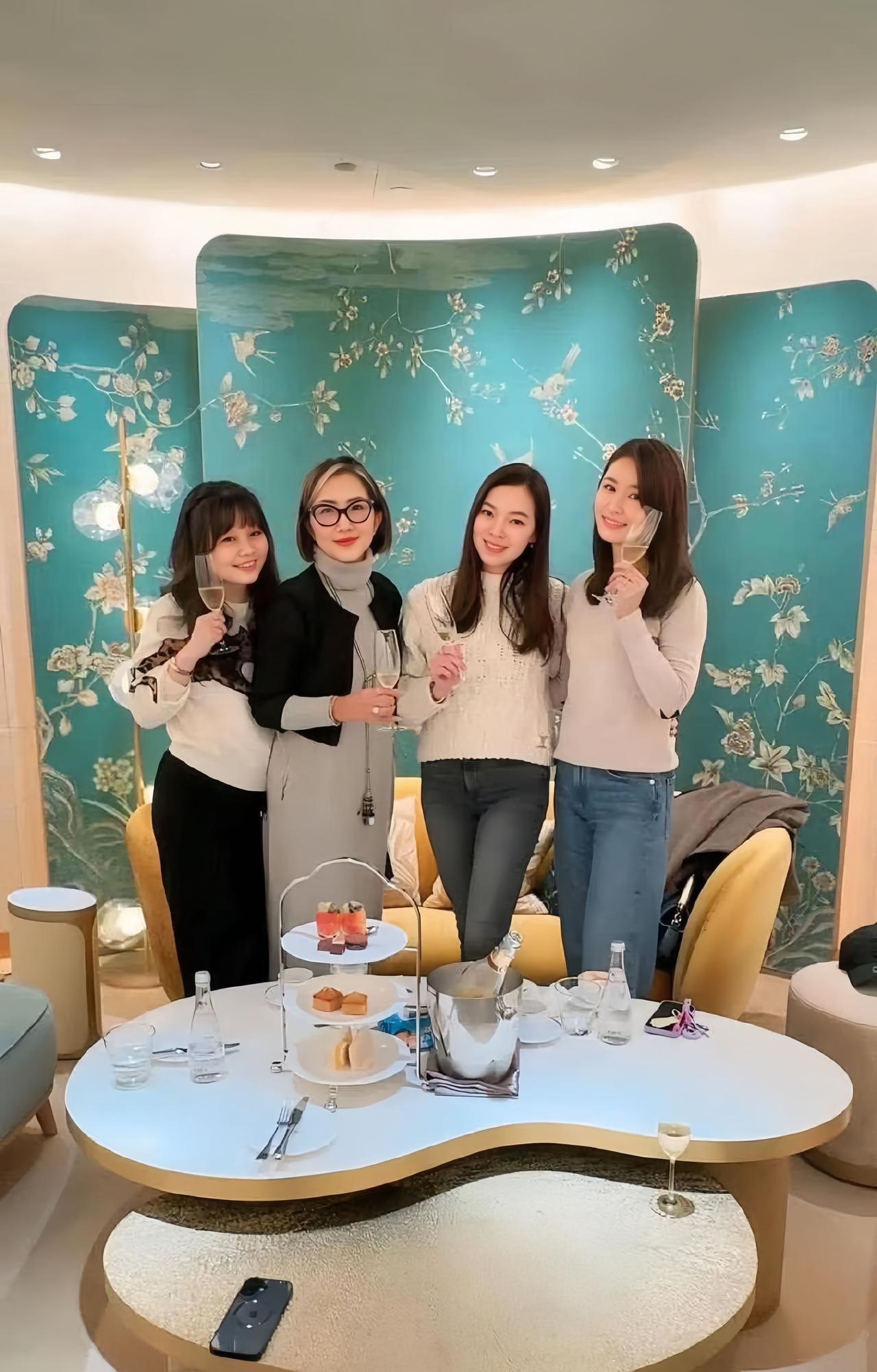 霍建华有一位如此漂亮优秀的贤内助，好幸福啊。林心如在台湾的交际圈这么厉害，与