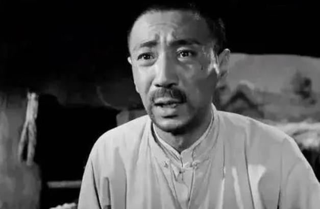 抗战中，曹世范潜进于岭村侦察，村长表面招待他，背地里却让人去告密。等曹世范发觉时