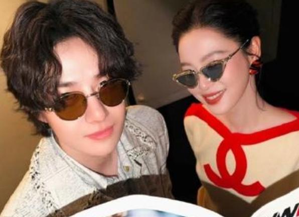 辛芷蕾于10月9日在微博晒出四张由王一博拍摄的秀场黑白胶片照片，并配文“🎞️x