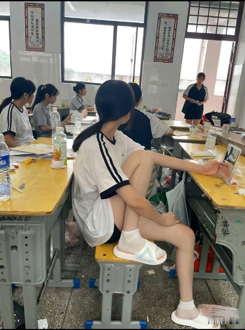 我就不明白一个问题，大夏天的为什么好多女孩子喜欢穿袜子，再穿凉鞋