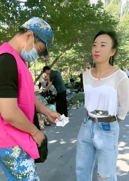 广场上的交易舞广场上戴口罩的红背心大爷，抠抠搜搜从挎包中掏出一张5元和三张1