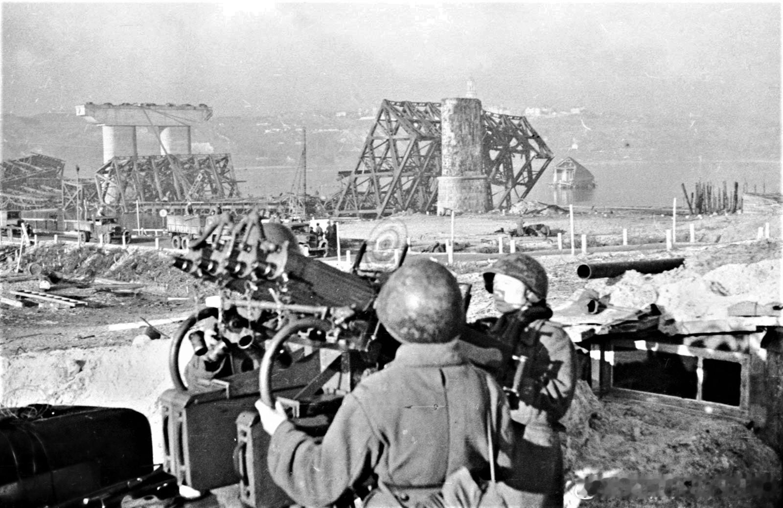 1943年10-11月一队操作1931年式M4四联装高射机枪的苏联士兵正在掩护这
