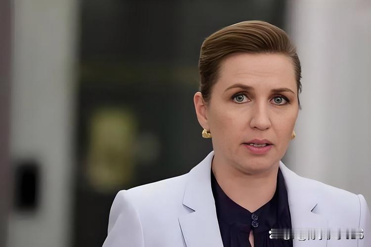 最近，丹麦在国际舞台上演了两出令人啼笑皆非的“荒诞剧”，活脱脱成了国际笑话。