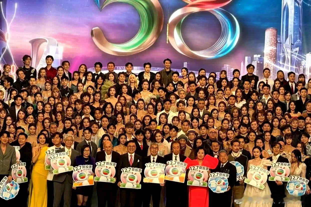 TVB58周年台庆，一眼望过去汪明荃最惹眼，此外就是高海宁了。汪明荃的咖位在港