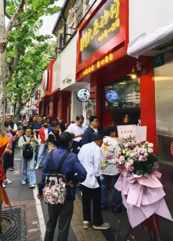 阿大这个人有点忘本了，当时看着他可怜，在过街楼下，邻居们让他设摊买葱油饼，帮衬他