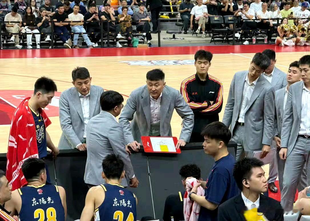 广东主场爆冷输广州，其实也不算爆冷，这赛季广东输给弱队比比皆是，但是杜锋会不会下