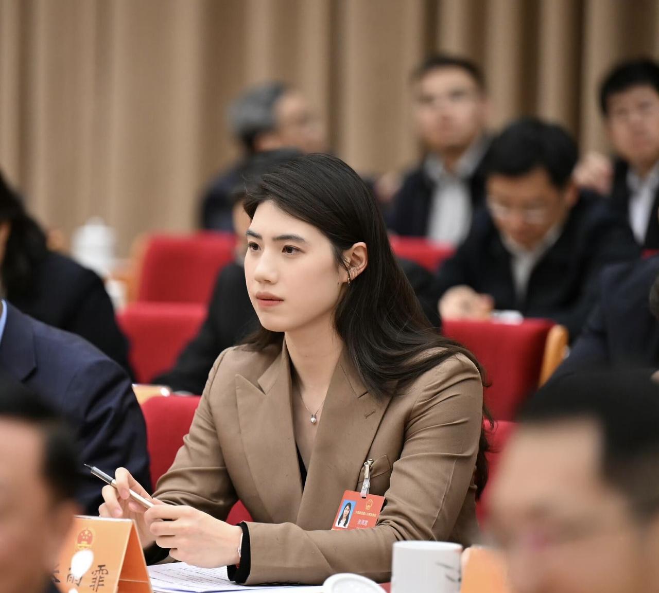 穿上西装的张雨霏真的好漂亮，又美又飒的，这在体制内会是什么级别的呢？她圆脸大