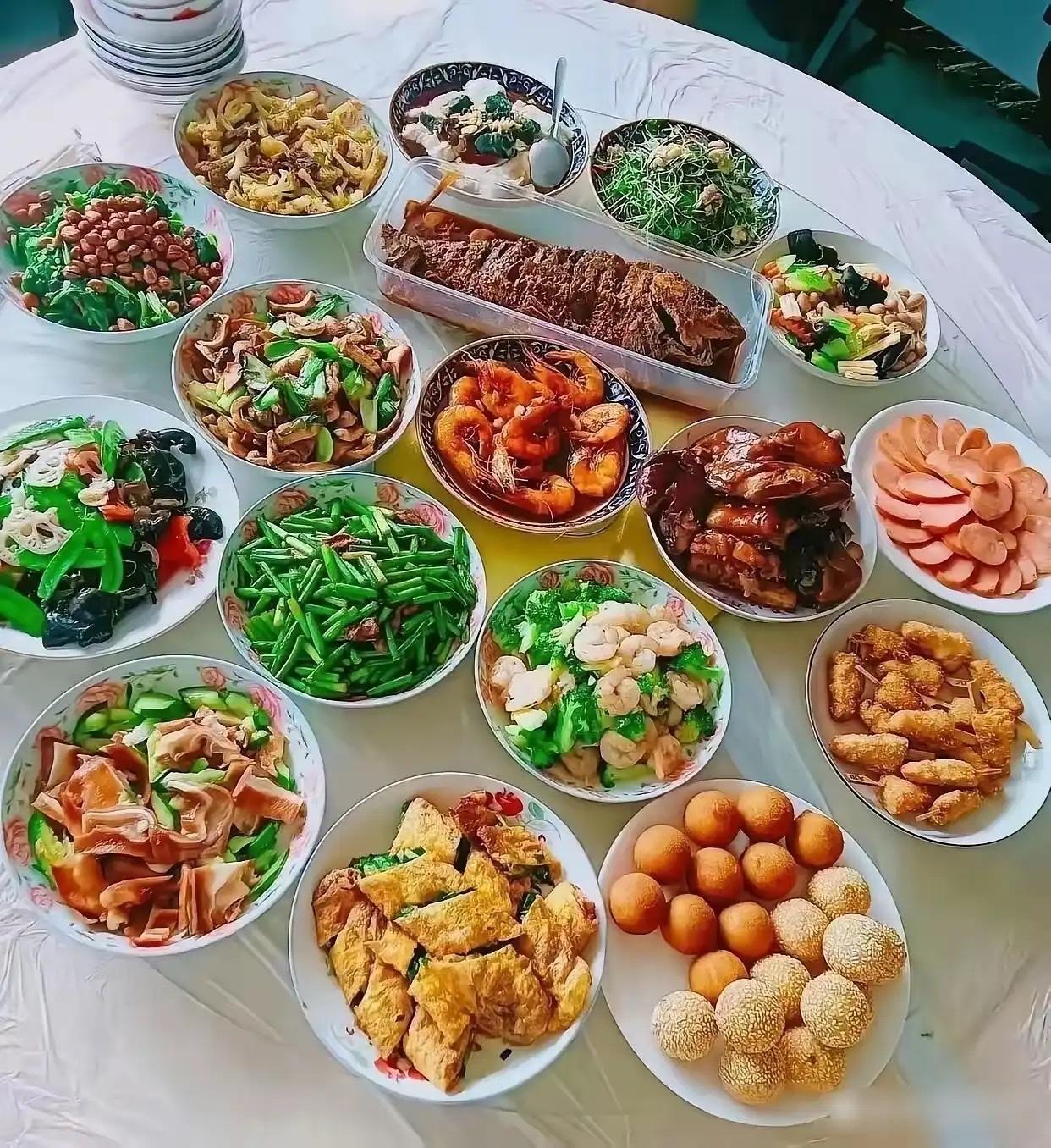 如果这桌菜摆在你面前，你能吃几碗饭[笑着哭]