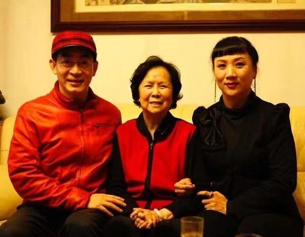 2017年，《西游记》导演杨洁逝世，和其矛盾颇深的六小龄童却意外出现，众人都以为