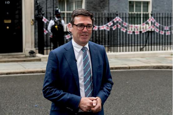 英国新首相要搞社会主义。 这话听着很激进，但具体看安迪·伯纳姆的政策，他并不