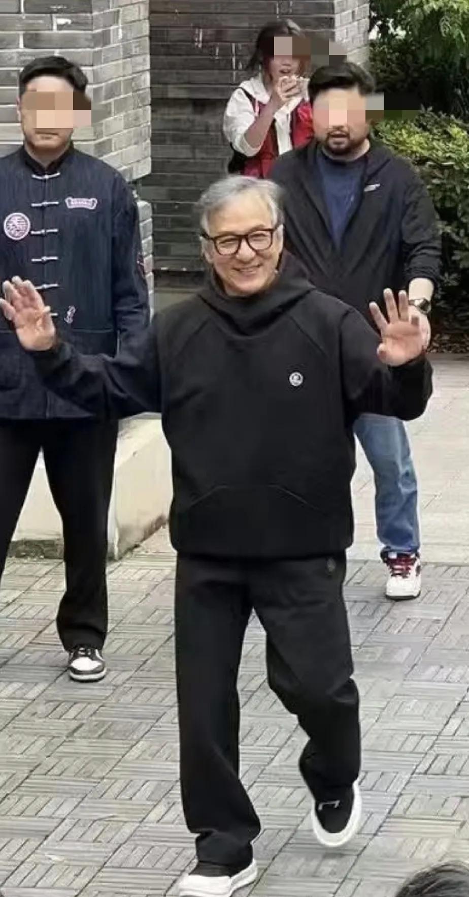 成龙是真的老了，想想蛮唏嘘的，时间过得真快，那个荧幕里上蹿下跳的男人居然也